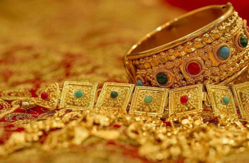 The price of gold is gradually increasing.