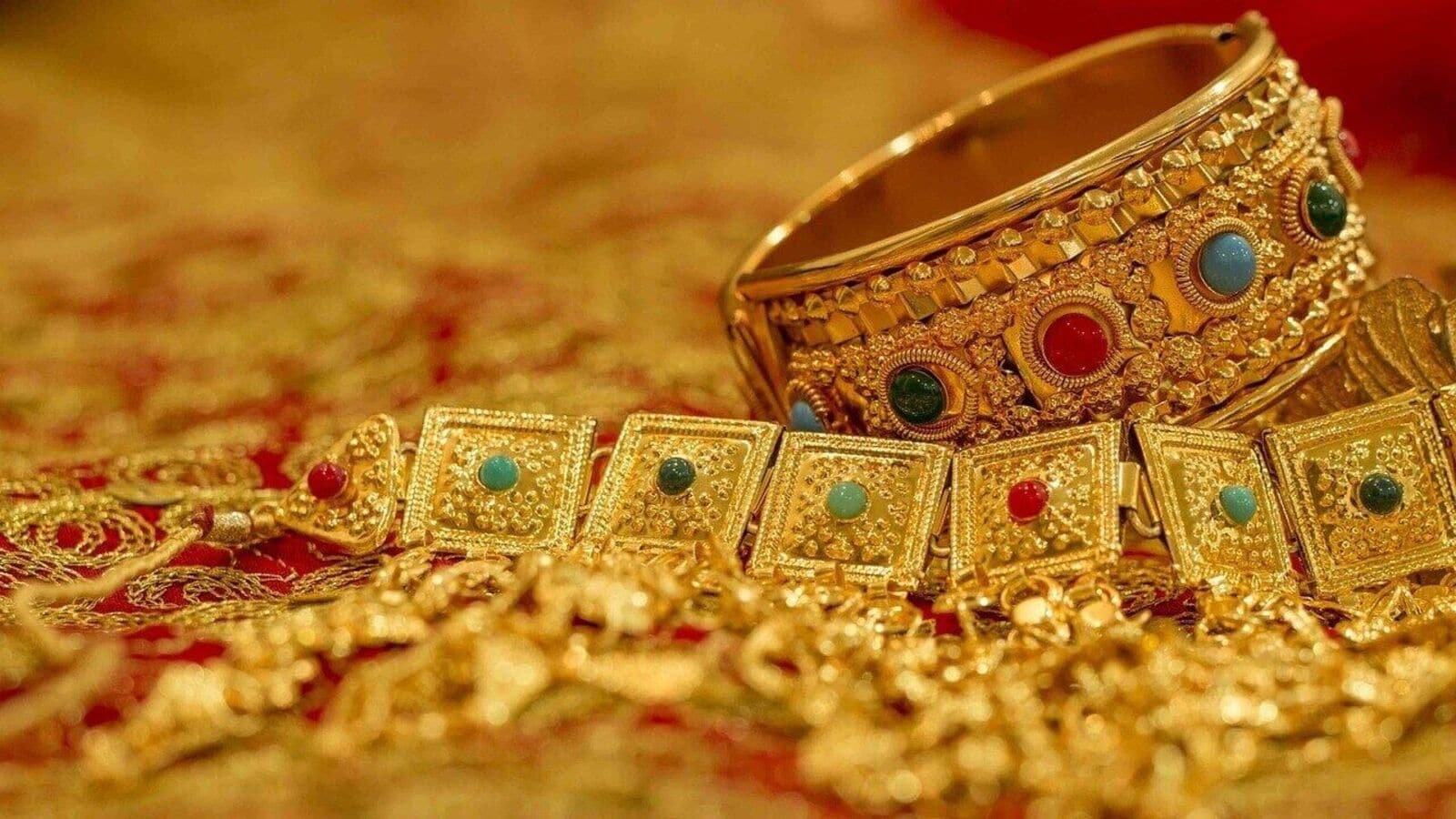 The price of gold is gradually increasing.